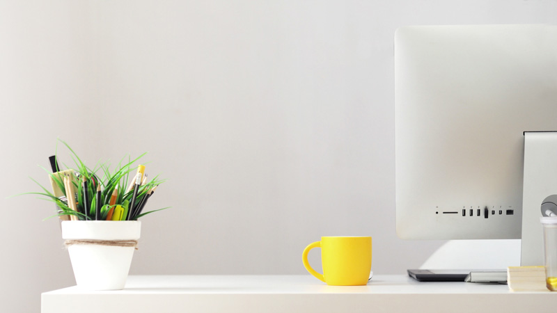 Escritorio Blanco Con Ordenador Taza Amarilla Y Maceta